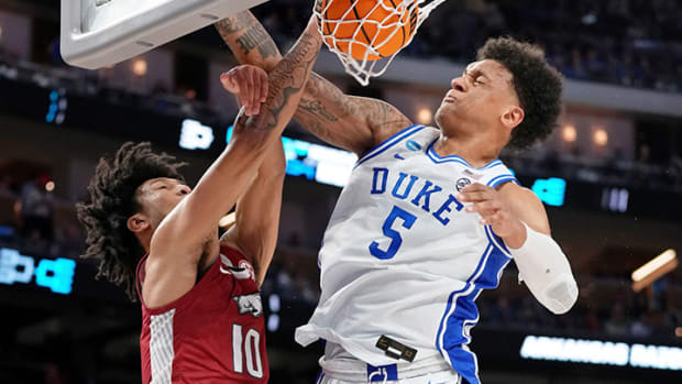 Arkansas forward Jaylin Williams dunks against Duke forward Paolo Banchero during the second half in the finals of the West regional of the men's college basketball NCAA Tournament at Chase Center.